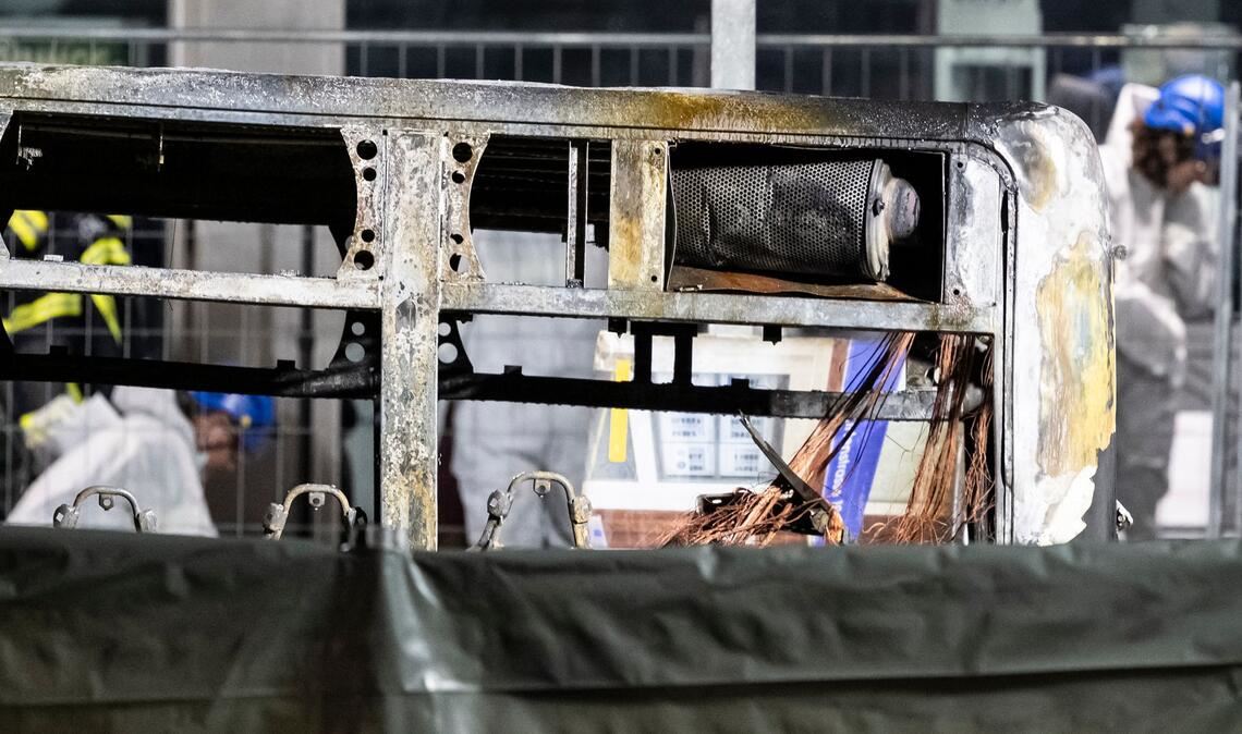 Der Bus brannte komplett aus.