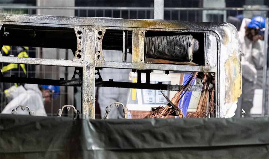 Der Bus brannte komplett aus.