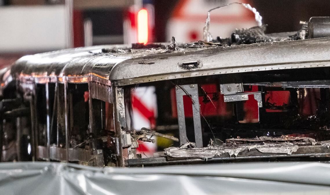Der Bus brannte völlig aus.