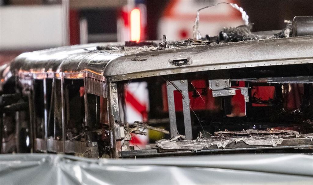 Der Bus brannte völlig aus.