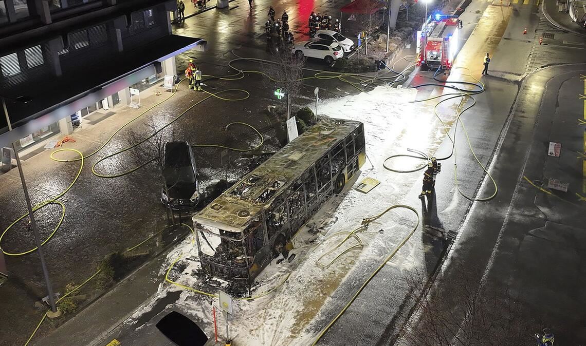 Der Bus brannte völlig aus.