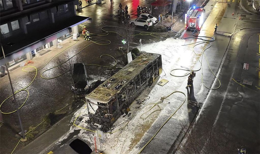 Der Bus brannte völlig aus.