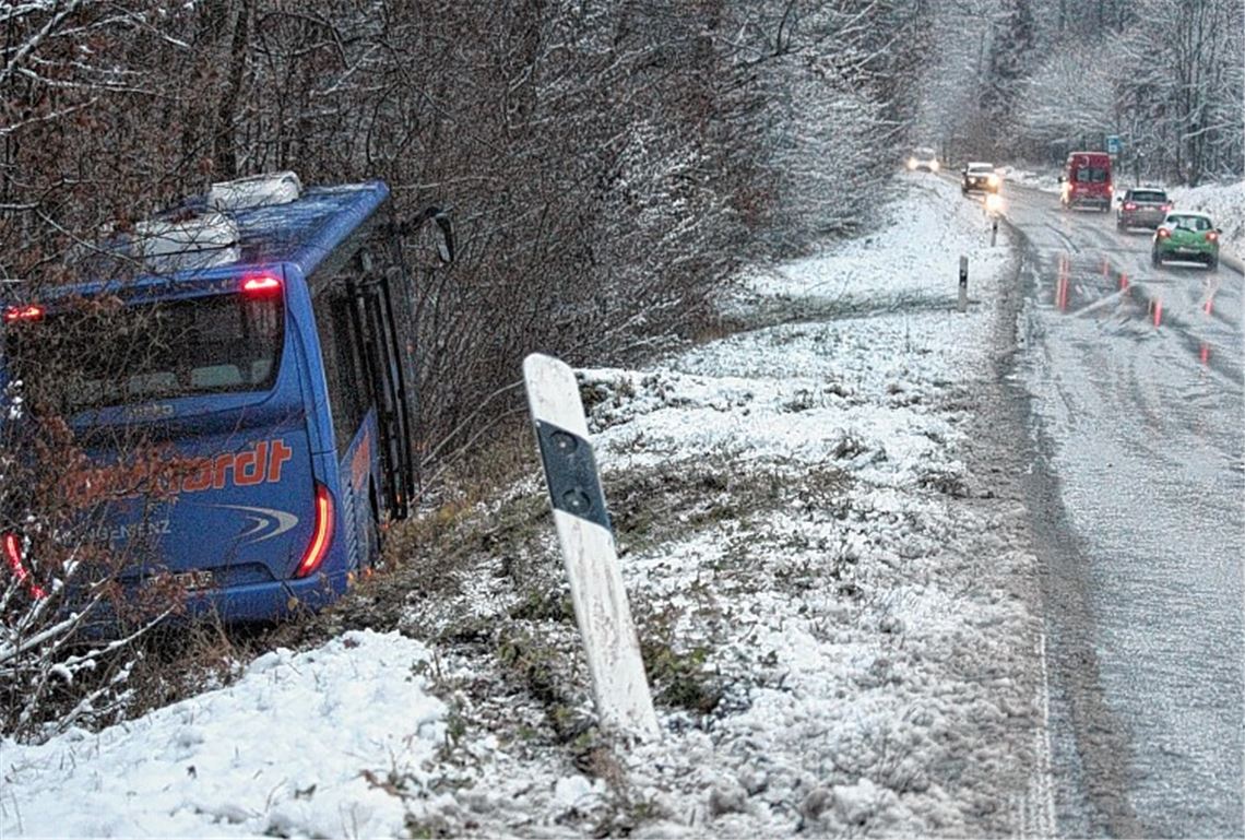 Schulbus rutscht die Böschung hinab