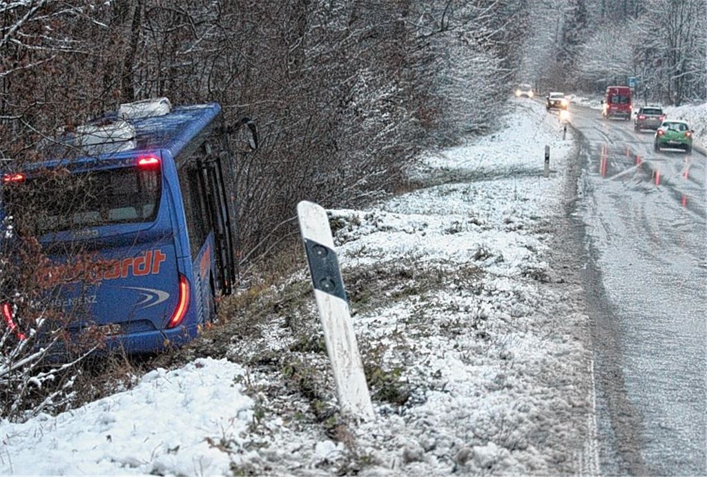 Schulbus rutscht die Böschung hinab