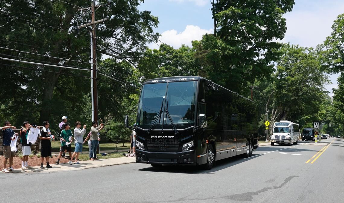 Der Bus mit der Nationalmannschaft fährt zum WM-Quartier.