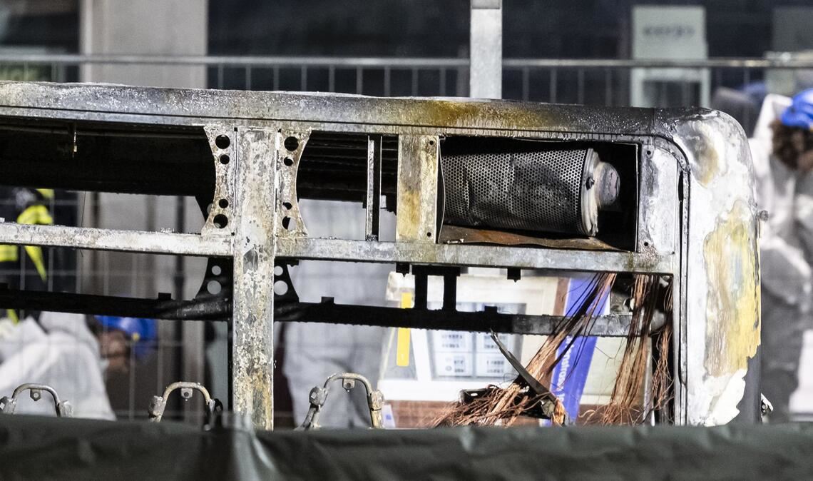 Der Bus wurde durch das Feuer völlig zerstört.