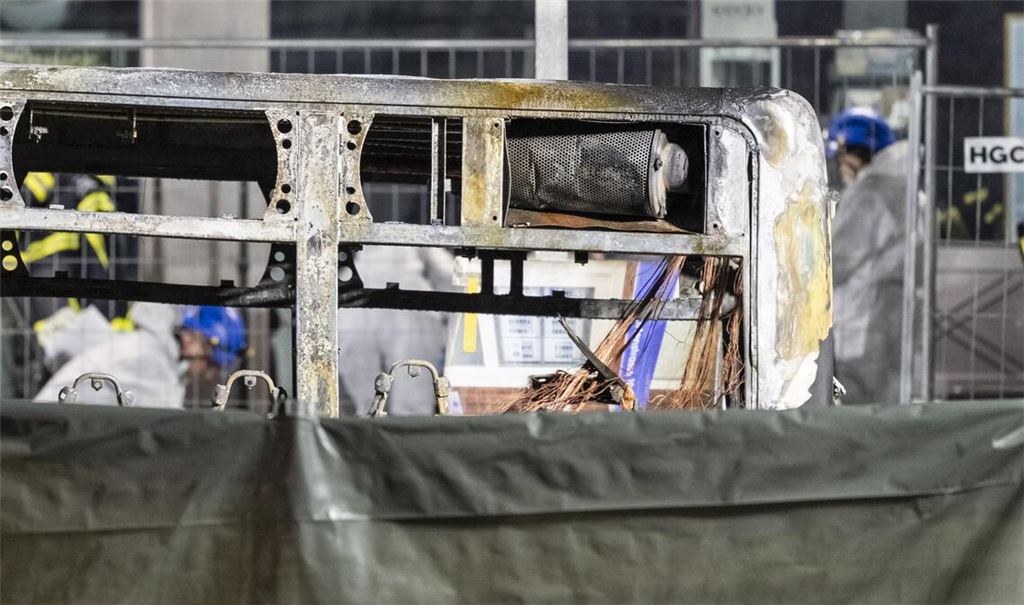 Der Bus wurde durch das Feuer völlig zerstört.