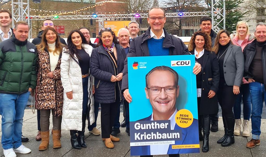 Der CDU-Abgeordnete und -Kandidat Gunther Krichbaum stellt zum Wahlkampfauftakt sein Plakat, Programm und Team vor. Foto: Peche