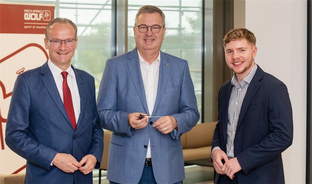 Der CDU-Bundestagsabgeordnete Gunther Krichbaum (li.) informiert sich beim Knittlinger Medizintechnik-Hersteller Richard Wolf über dessen aktuelle Situation. Geschäftsführer Jürgen Steinbeck hält ein Vorzeige-Produkt des Betriebs, ein Endoskop, in der Hand. Beim Besuch des Staatsministers für Europa mit dabei: der CDU-Landtagskandidat Nico Gunzelmann. Fotos: Fotomoment