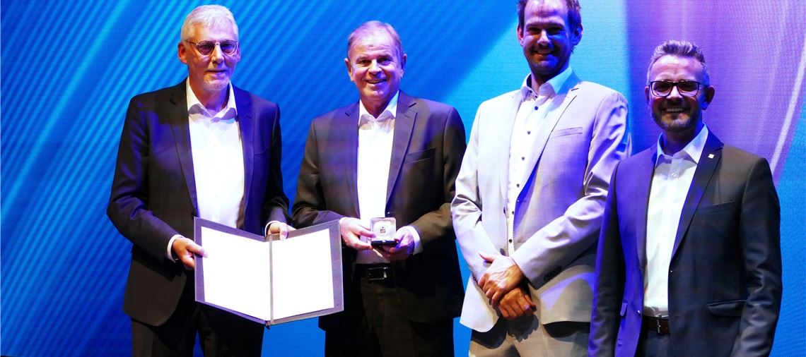 Der Calwer Landrat Helmut Riegger (li.) überreicht als Verwaltungsratsvorsitzender Sieghardt Bucher (2. v. li.) die die baden-württembergische Sparkassenmedaille. Auch Landrat Bastian Rosenau und Oberbürgermeister Peter Boch (re.) gratulieren. Foto: privat