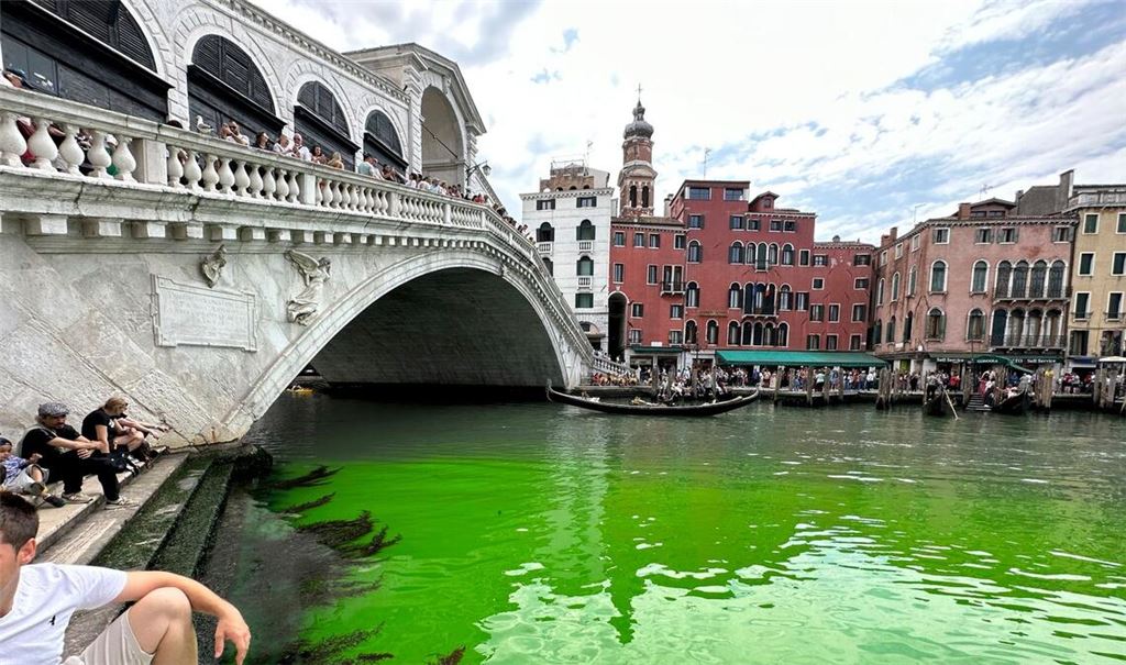 Der Canale Grande ist auf einmal grün.