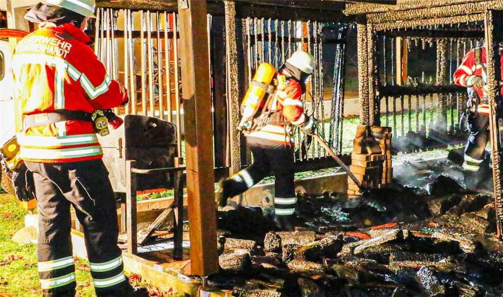 Der Carport eines Anwesens an der Hohlohstraße brennt völlig aus. Foto: Einsatz-Report 24