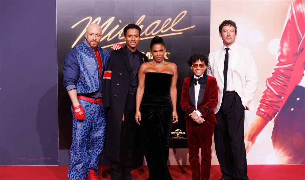 Der Cast vom Biopic "Michael" mit Jaafar Jackson (2. v. l.) kam zur internationalen Premiere in Berlin.
