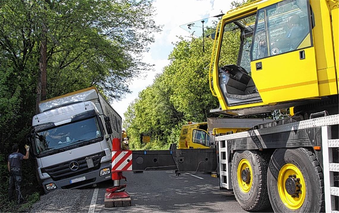 Der Chauffeur eines Sattelzugs kommt von der Straße ab; sein Fahrzeug neigt sich auf dem Bankett zur Seite. Foto: Sadler