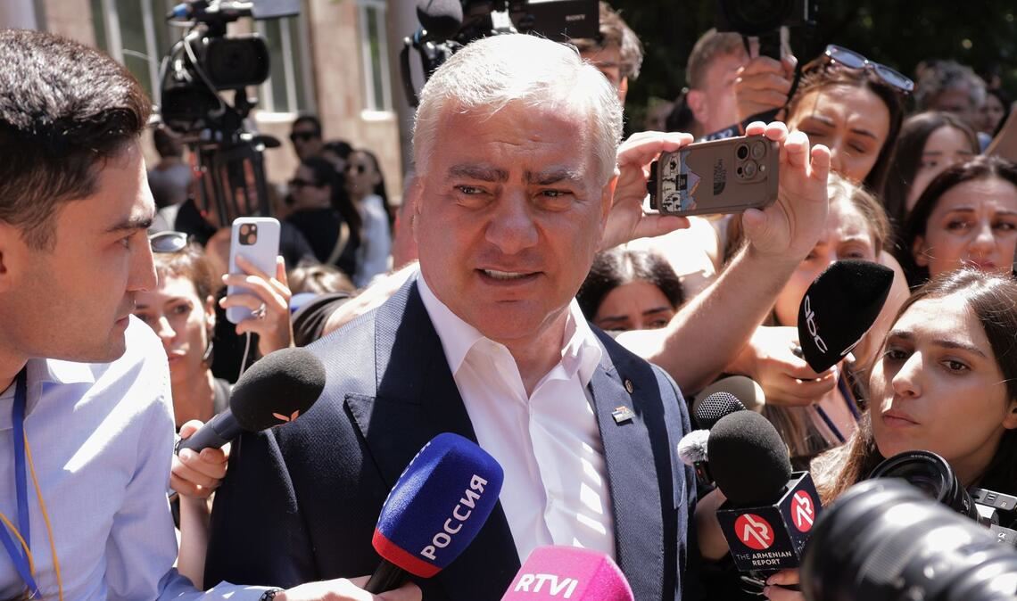 Der Chef der prorussischen Oppositionspartei Starkes Armenien Karapetjan klagt über die Verfolgung seiner Anhänger.