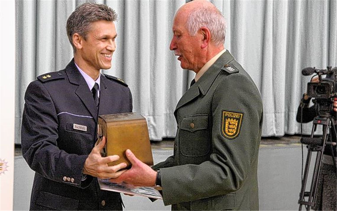 Der Chef des Mühlacker Polizeireviers Udo Buchholz (li.) überreicht Postenleiter Rolf Tautphäus im Namen der Kollegen ein kaputtes Radio. Dies könne er als Ruheständler reparieren, damit er nicht in ein Loch falle. Dazu gab’s einen Gutschein, „vielleicht für eine neue Hifi-Anlage“. 