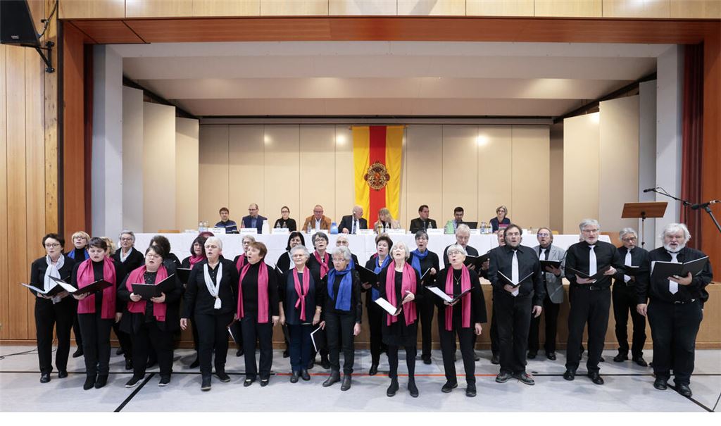Der Chor 2000 des Gesangvereins Öschelbronn bereichert die Jahreshauptversammlung des Chorverbands Pforzheim-Enzkreis musikalisch. Foto: Tilo Keller
