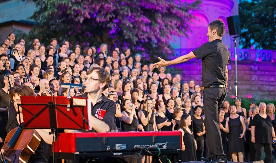 Der Chor Gospel im Osten bei einem Konzert im Park der Villa Berg