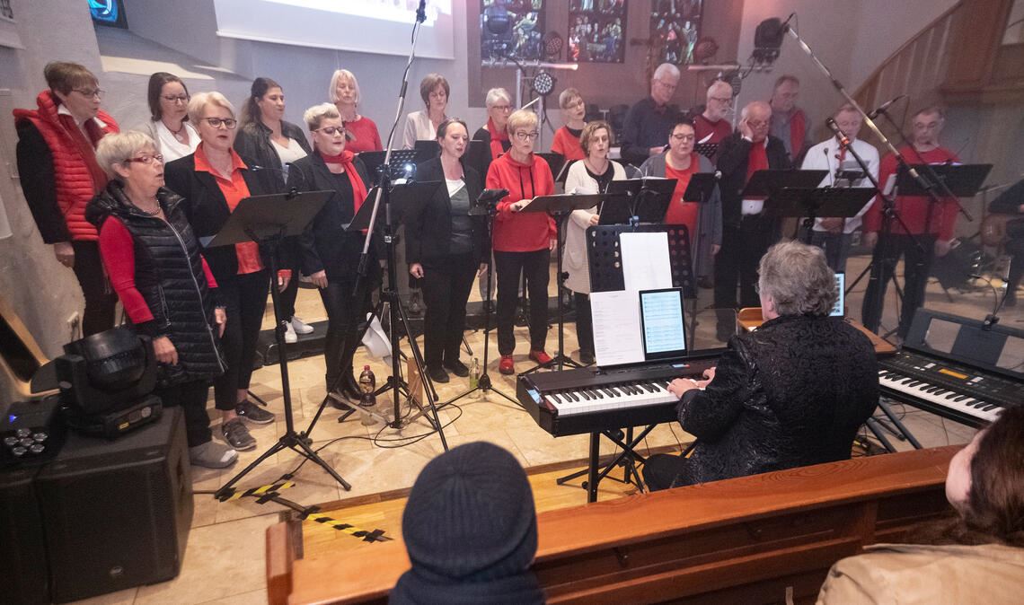 Lieder rund um die Augen gefallen den Ohren Der Chor „Ohrwurm“ bei seinem Konzert in der Mauritiuskirche.Foto: Fotomoment