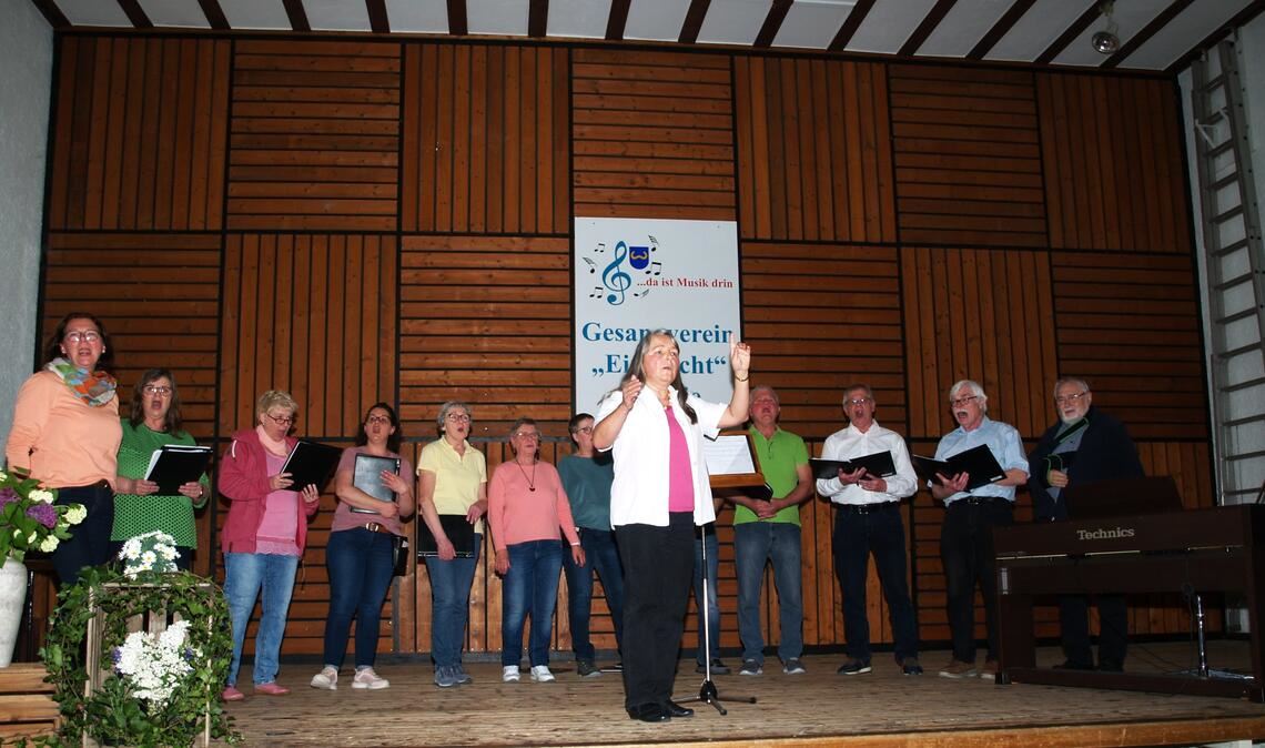 Der Chor „Ton-Schmie.de“ singt gemeinsam mit den Zuhörern. Foto: Filitz