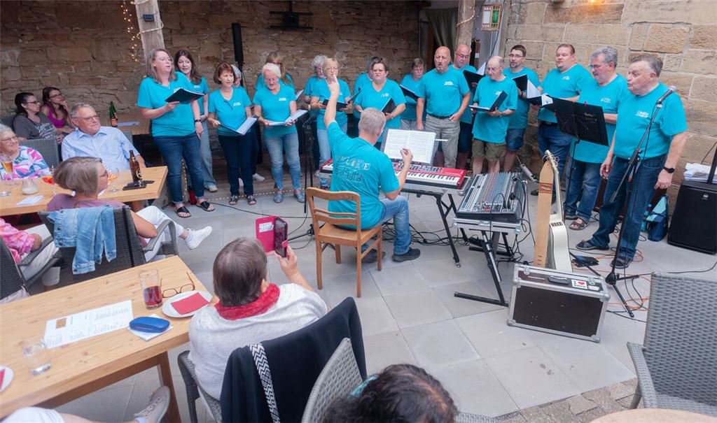 Der Chor „Unlike“ singt im „Urfaust“ in Knittlingen. Foto: Fotomoment
