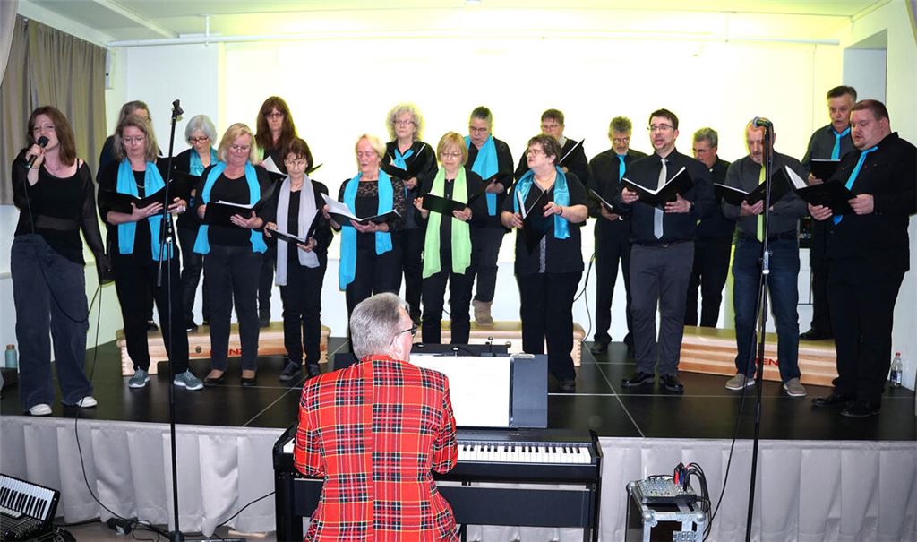 Der Chor „Unlike“ überzeugt ebenso wie sein Leiter: Ralf Schwarzien (im Vordergrund) setzt auch mit seinem Klavierspiel Akzente. Fotos: Bastian