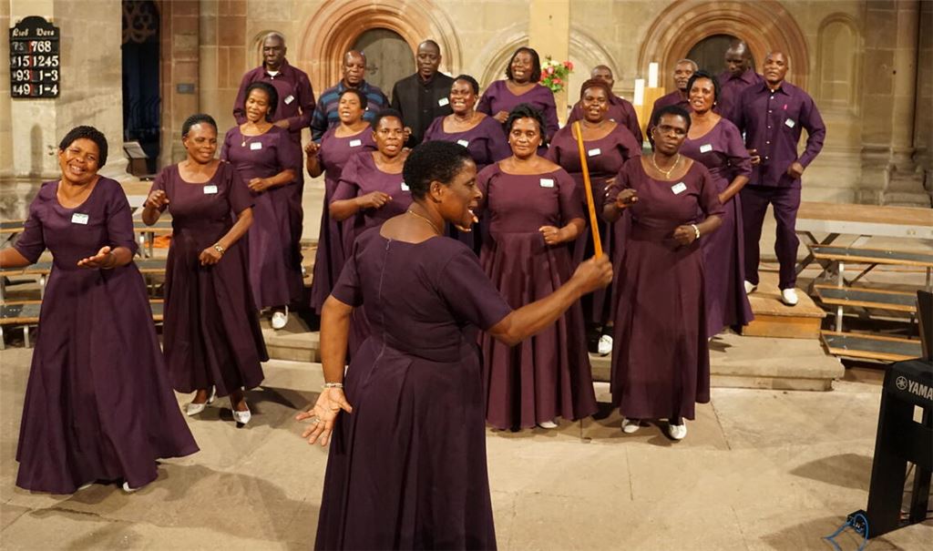 Der Chor aus Tansania begeistert mit seinem mitreißenden Auftritt. Foto: Bastian