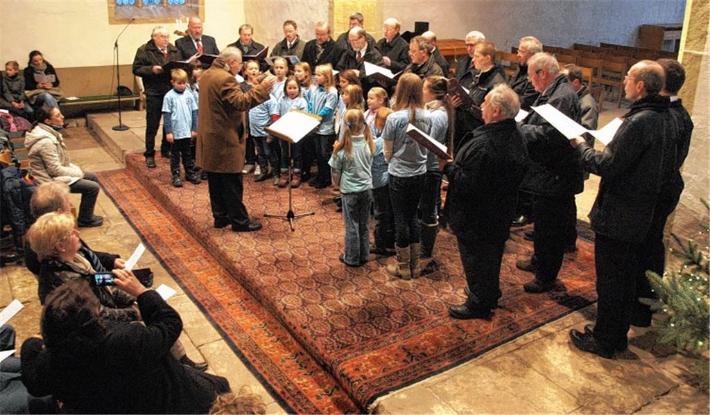 Der Chor der Grundschule bereichert das Konzert des Männergesangvereins.