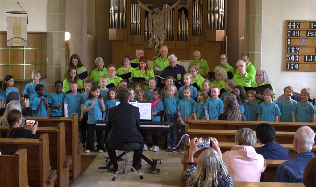 Der Chor der Grundschule singt gemeinsam mit „A Glabella“ aus Großglattbach. Foto: Gießler