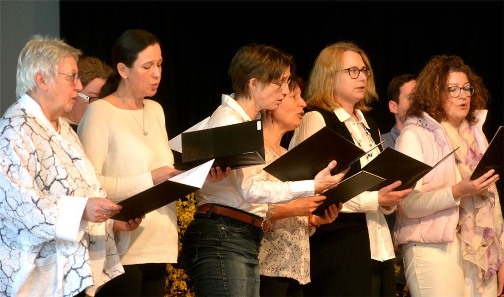 Der Chor der Harmonie Diefenbach trägt zur musikalischen Umrahmung der Veranstaltung bei. Fotos: Stahlfeld
