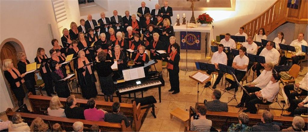 Der Chor der Kirchengemeinde und der Posaunenchor beim Konzert in Wiernsheim.Foto: Appich