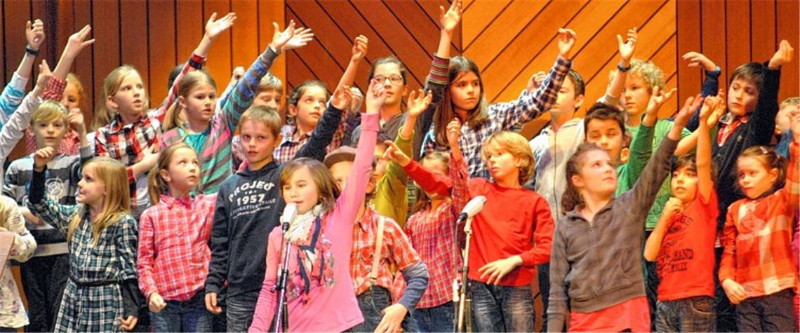 Der Chor der Schule am Silahopp zählt zu jenen Ensembles, die den Auftaktabend der Reihe „Kinder helfen Kindern“ zu einem bunten, abwechslungsreichen Ereignis machen.