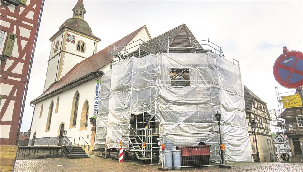 Der Chor der evangelischen Kirche in Knittlingen wird derzeit renoviert. Der wertvolle, denkmalgeschützte Bereich weist große Beschädigungen auf. Fotos: Becker, Archiv