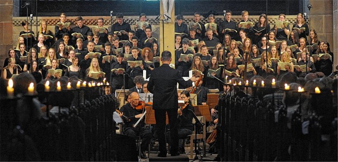 Der Chor des Evangelischen Seminar Maulbronn unterstützt das Solistenterzett „musica viva“ bei der Interpretation des Oratoriums „Die Schöpfung“. Fotos: Fotomoment