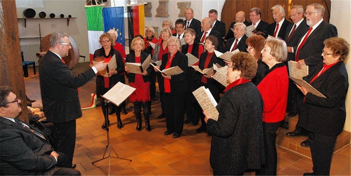 Der Choro Amici del Canto Italiano. Bild re.: OB Frank Schneider (re.) überreicht Hermann Fasching die erste Flasche des Gartenschauweins.