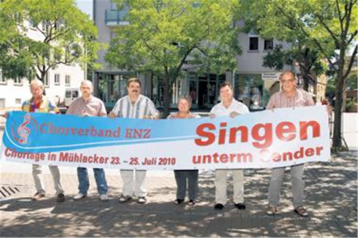 
Der Chorverband Enz freut sich auf die Chortage in Mühlacker (v.li.): Verbandspressewart Manfred Arnold, Verbandschormeister Jürgen Huttenlocher, Peter Heinke, stellvertretender Vorsitzender, Helene Stauch von der Chorjugend, Ehrenverbandschormeister Werner Dippon und Vorsitzender Rolf Czudzowitz.
Foto: Tilo Keller