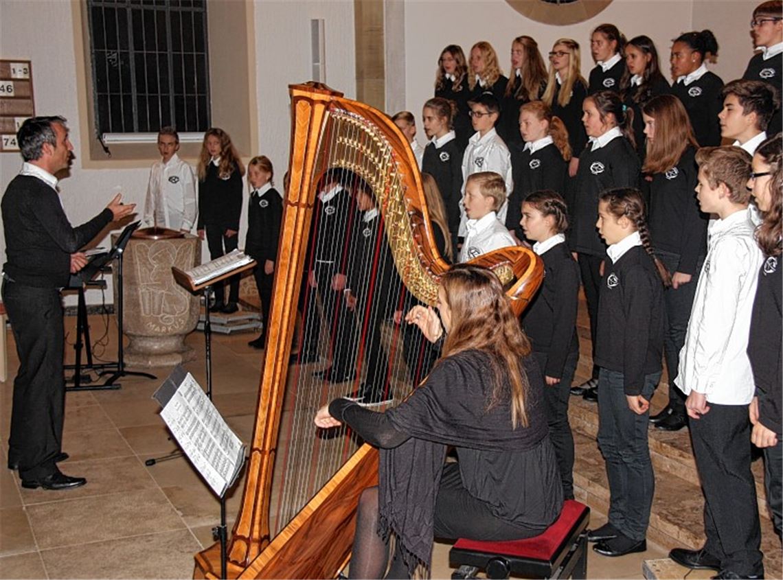 Der Christophorus-Kinderchor stimmt auf die Weihnachtszeit ein. Foto: Mummert