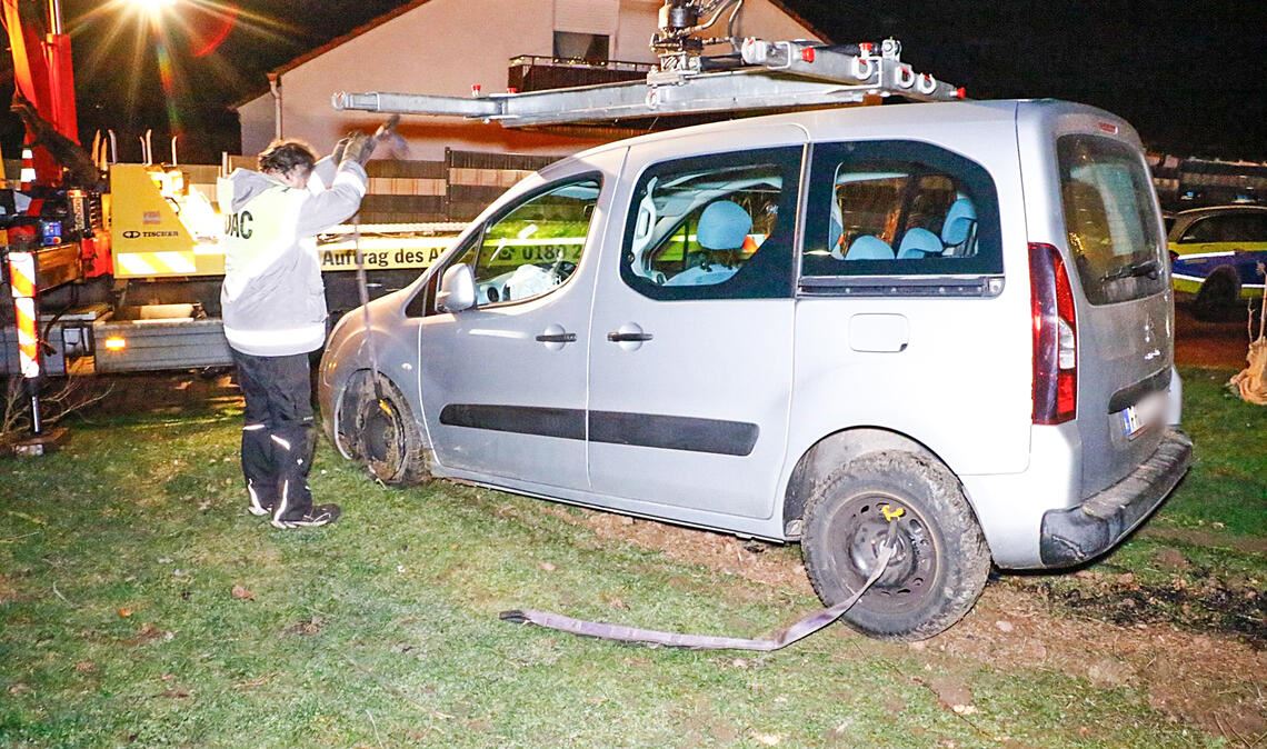 Der Citroën auf Abwegen muss aus dem Vorgarten geborgen werden. Foto: Einsatz-Report 24