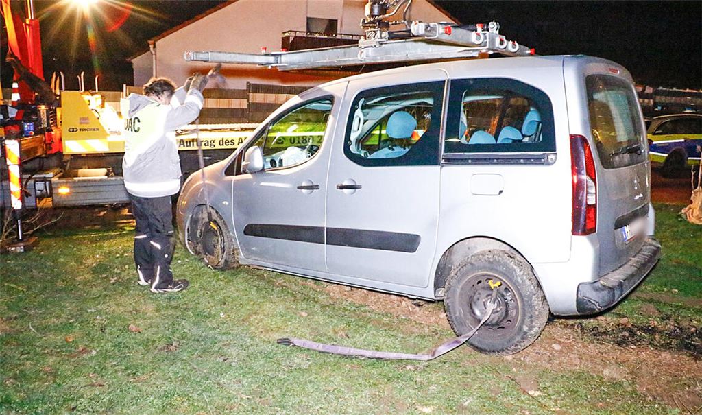 Der Citroën auf Abwegen muss aus dem Vorgarten geborgen werden. Foto: Einsatz-Report 24