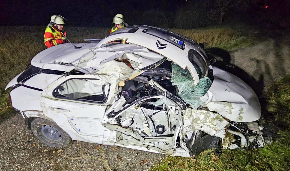 Der Citroën des jungen Mannes, der neben der Bundesstraße auf einem Feld- und Radweg landet, wird bei dem Unfall völlig zerstört. Foto: Myroshnichenko 