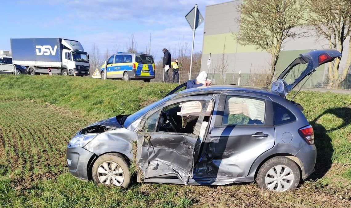 Der Citroën landet stark demoliert in einem Feld. Foto: Myroshnichenko