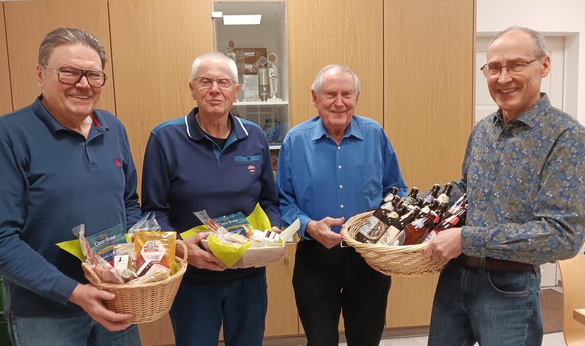 Der Concordia-Vorsitzende Bernd Ayasse (re.) bedankt sich bei Alfred Kraus (v.li), Peter Müller und Bernd Micol. Foto: privat