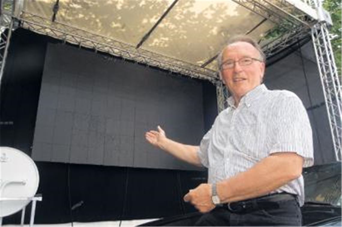 Der Countdown läuft: Noch ist die Leinwand dunkel, aber ab heute regiert König Fußball den Kelterplatz. Dann ist für Jürgen F. Heinz  Mitorganisator des Public Viewing  die Zeit der Vorbereitungen und Proben abgelaufen. Jetzt zählt jedes Spiel  bis zum Finale am 11.Juli. 
Foto: Fotomoment