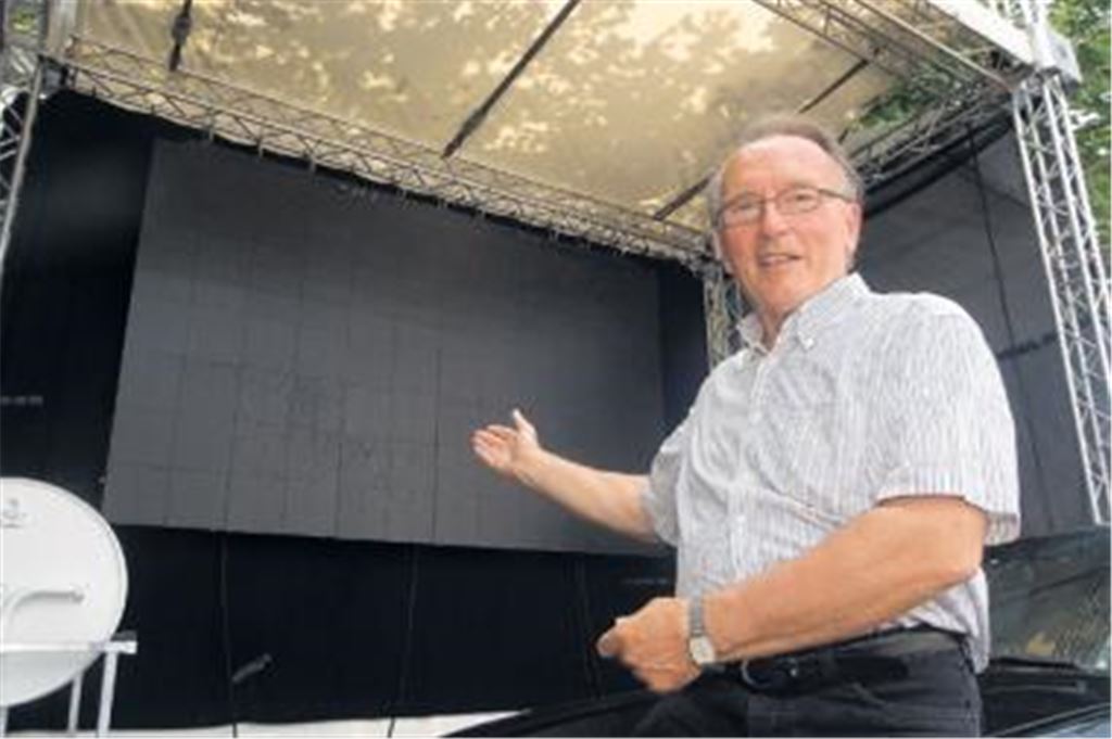 Der Countdown läuft: Noch ist die Leinwand dunkel, aber ab heute regiert König Fußball den Kelterplatz. Dann ist für Jürgen F. Heinz  Mitorganisator des Public Viewing  die Zeit der Vorbereitungen und Proben abgelaufen. Jetzt zählt jedes Spiel  bis zum Finale am 11.Juli. 
Foto: Fotomoment