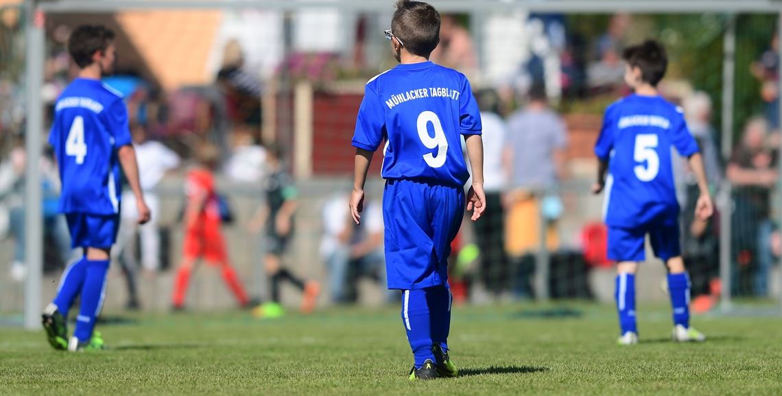Der DFB ist der Ansicht, dass Kinder und Jugendliche auch in der Zeit der Pandemie kicken dürfen sollten.Archivfoto: friopics