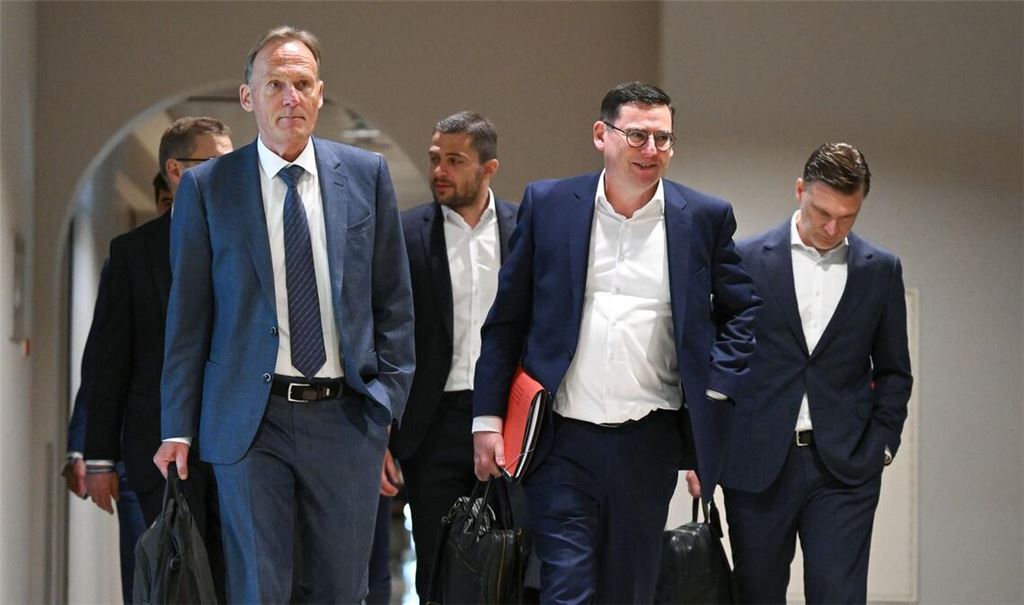 Der DFL-Aufsichtsratsvorsitzende Hans-Joachim Watzke (l) auf dem Weg zur Mitgliederversammlung.