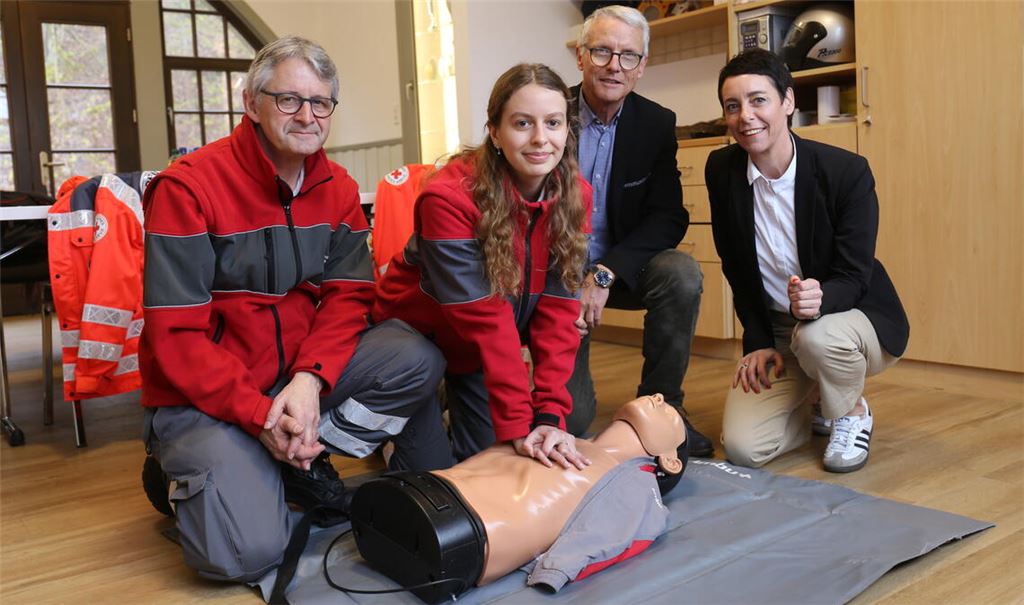 Der DRK-Ortsverein Maulbronn und die Bürgerstiftung schließen sich zusammen, um das Reanimationstraining in die Mitte der Bevölkerung zu bringen. Wie das genau funktionieren soll, haben Dr. Thomas Haalboom (v.li.), Maike Haalboom, Dr. Till Neugebauer und Gunilla Bahlo bei einem Pressegespräch erklärt. Foto: Deeg
