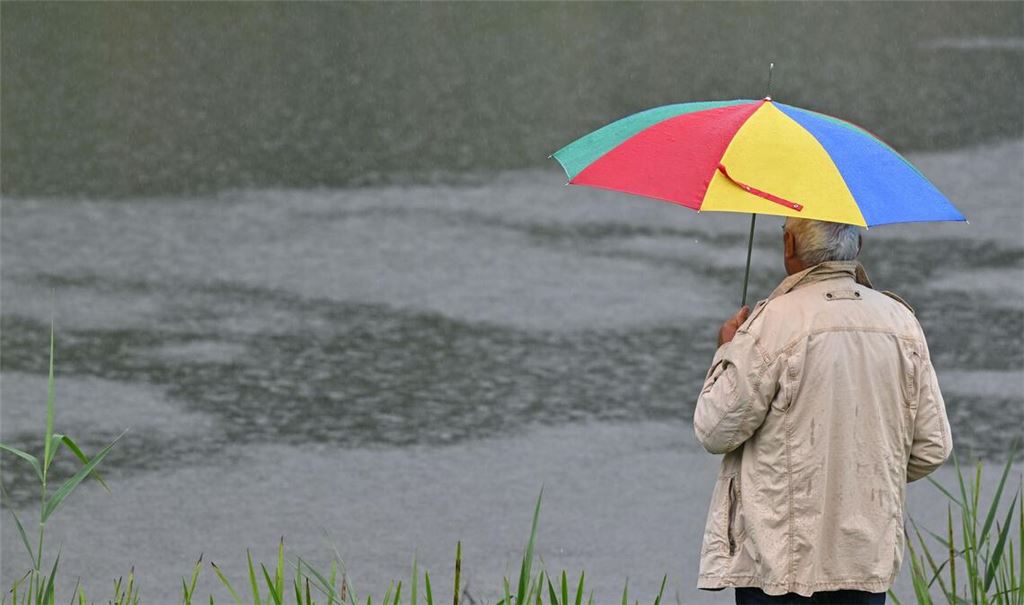 Der DWD-Meteorologe rät: Wetterfeste Kleidung und einen Regenschirm einpacken. (Archivbild)