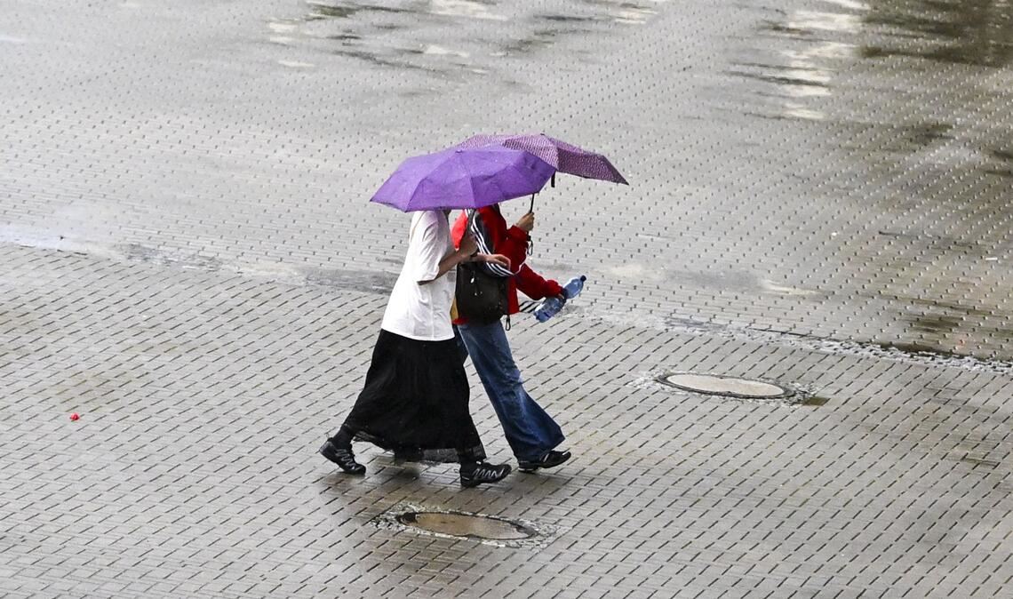 Der DWD erwartet in den kommenden Tagen einen Mix aus Sonne, Wolken und Regenschauern (Symbolbild).