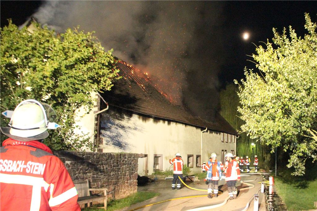 Der Dachstuhl der Halle des Golfclubs Johannestal in Königsbach-Stein brennt lichterloh. Schaden: mehrere Hunderttausend Euro.  Foto: Fix